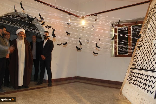 بازدید دبیر کل جمعیت دفاع از ملت فلسطین از آثار نمایشگاه گروهی هنر طوفان  18