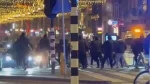 مطاردات للمشجعين الاسرائيليين عقب تمزيقهم للعلم الفلسطيني في امستردام 2
