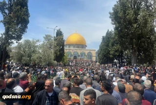 40,000 Muslim worshipers perform Friday prayer at Aqsa Mosque