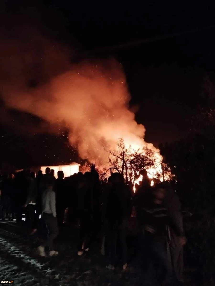 تصاویری دیگر از آتش گرفتن چادرهای آوارگان فلسطینی در محوطه بیمارستان بریتانیایی در منطقه مواصی در خان یونس در پی شلیک پهپادهای اسرائیلی
 5