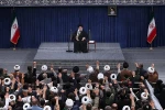رهبر انقلاب در دیدار هزاران نفر از مردم قم:  آمریکایی‌ها غالباً در مورد مسائل ایران دچار خطا شدند/ کار مهم دستگاه‌های تبلیغاتی و فرهنگی و فعالان فضای مجازی این است که پرده‌ی توهم اقتدار دشمن را پاره کنند 2