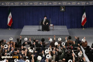 رهبر انقلاب در دیدار هزاران نفر از مردم قم: دستگاه‌های تبلیغاتی و فرهنگی و فعالان فضای مجازی پرده‌ی توهم اقتدار دشمن را پاره کنند/ کینه آمریکایی ها از انقلاب شتری است