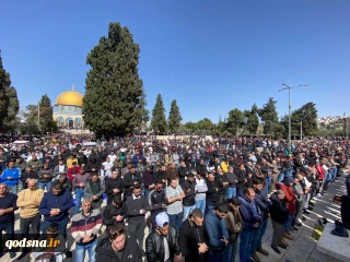 60,000 Palestinians attend Friday prayer at the Aqsa Mosque