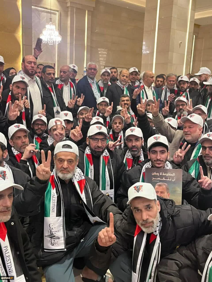 عکسی دسته جمعی اسرای فلسطینی آزادشده در چارچوب توافق "طوفان الاحرار" پس از ورود به قاهره 2