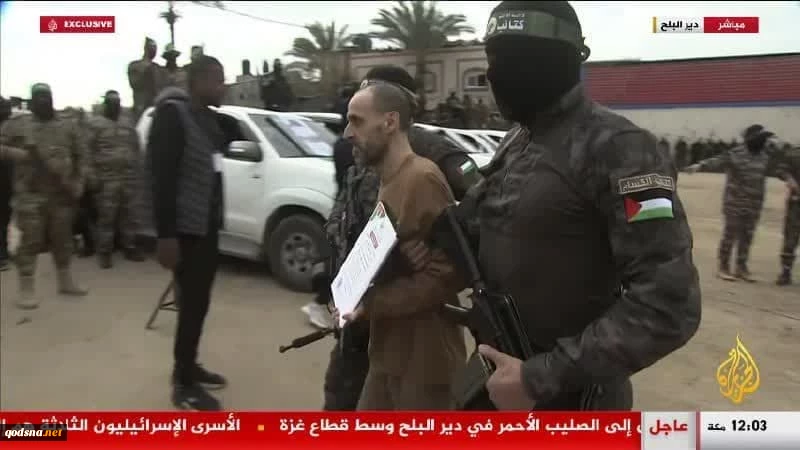 تصاویری از لحظه تحویل دادن ۳ اسیر صهیونیست توسط القسام به صلیب سرخ 3