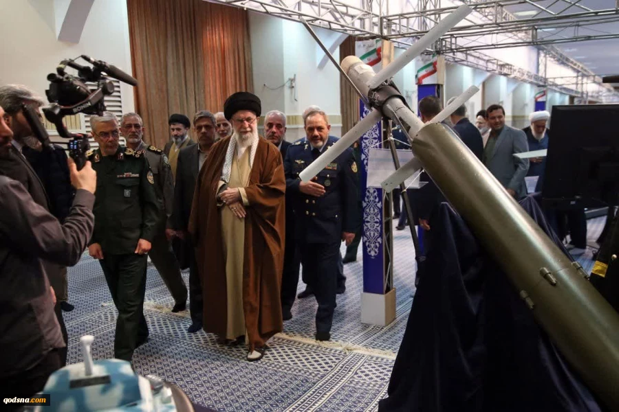تصاویری از بازدید یک ساعته رهبر انقلاب از نمایشگاه آخرین دستاوردهای دانشمندان صنعت دفاعی کشور 2