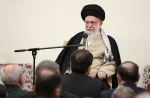 رهبر انقلاب در دیدار وزیر، معاونان و مدیران وزارت اطلاعات: تنها راه‌حل مشکلات، پایبندی به مبانی انقلاب است/ وظیفه وزارت اطلاعات، همکاری با دولت‌ها 2