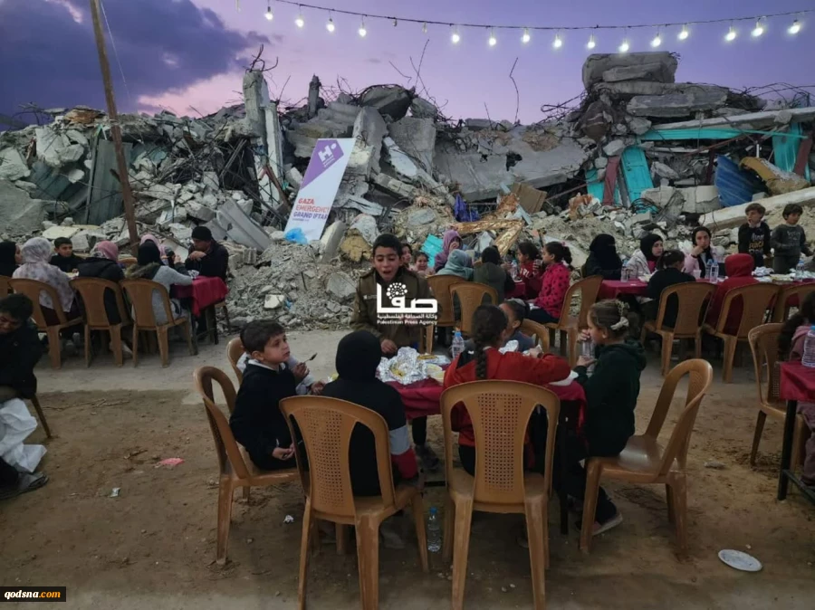 افطار دسته جمعی فلسطینیان روی ویرانه‌های خانه‌ها در رفح در جنوب نوار غزه  2