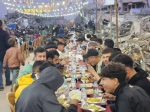 افطار دسته جمعی فلسطینیان روی ویرانه‌های خانه‌ها در رفح در جنوب نوار غزه  7
