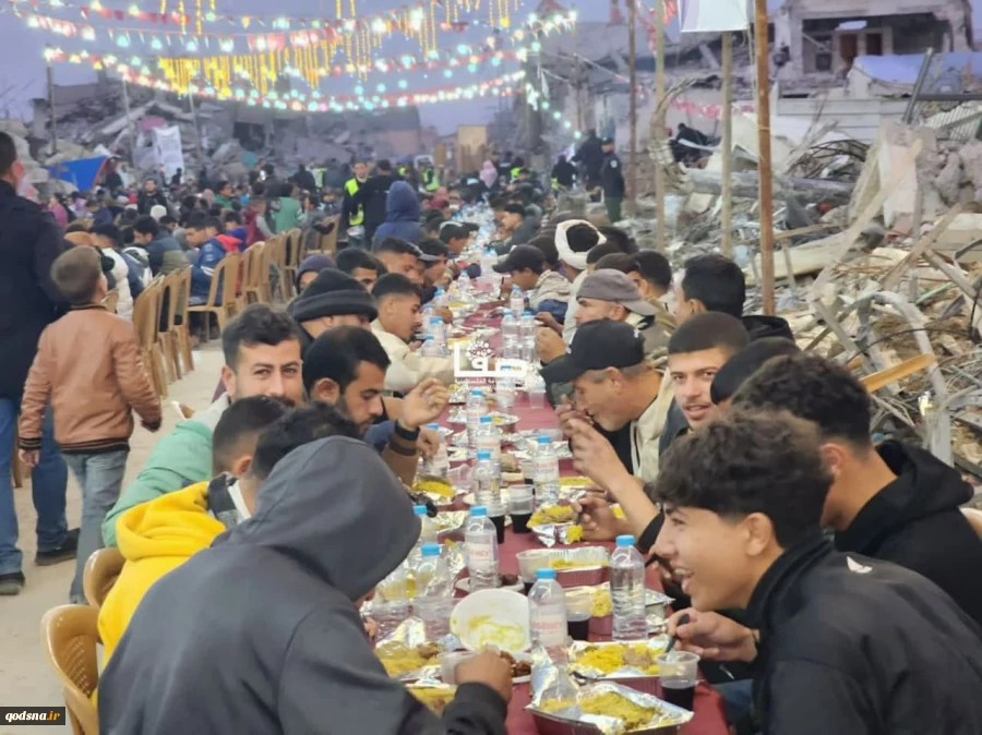 افطار دسته جمعی فلسطینیان روی ویرانه‌های خانه‌ها در رفح در جنوب نوار غزه  7