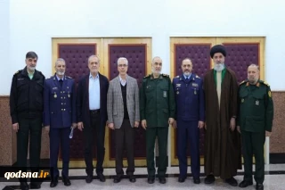 الرئيس الايراني يبحث مع كبارة قادة القوات المسلحة القضايا العسكرية والدفاعية