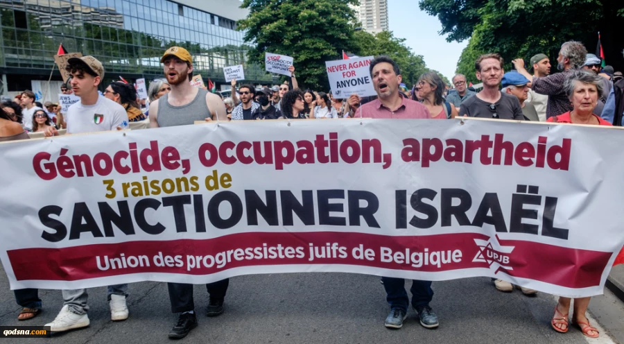 Around 60 Belgian civil society groups organized Sunday's protest, which began with speeches on Boulevard Simon Bolivar (Gare du Nord) before protesters marched towards Gare du Midi.

Franco-Palestinian lawyer Salah Hamouri was one of the key speakers, 