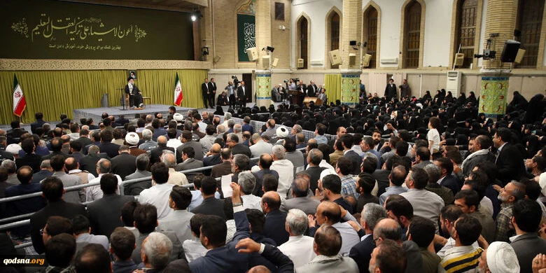 رهبر انقلاب اسلامی در دیدار هزاران تن از معلمان و فرهنگیان: بعضی از حرف‌های رئیس‌جمهور آمریکا در سفر به منطقه  آن قدر سطح پایین و مایه سرافکندگی گوینده آن و ملت آمریکا است که اساساً لایق جواب دادن نیست/ جمهوری اسلامی به کوری چشم دشمنان، هر روز بر قدرت خود