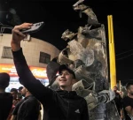 فلسطینی‌ها با بقایای موشک ایرانی جشن گرفتند 2