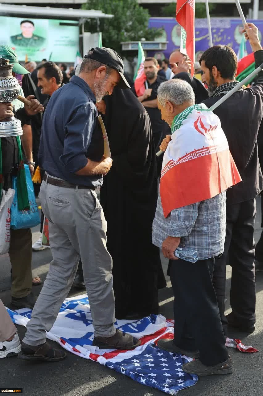 شرکت کنندگان در مراسم تشییع پرشکوه شهدای اقتدار به خبرنگار قدسنا چه گفتند؟تا آخرین نفس و قطره خون پای انقلاب‌مان هستیم/ پیام اقتدار ایران و اتحاد ملت 13