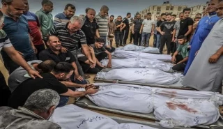 ليلة دامية في غزة: قصف يستهدف النازحين والمجوعين ويخلّف عشرات الشهداء