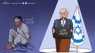 کاریکاتور؛ نتانیاهو به عنوان یک کودک‌کش و جنایتکار جنگی پشت تریبون و پزشکان فلسطینی به عنوان نجات دهنده جان کودکان و افراد بی‌گناه پشت میله‌های زندان و در اسارت