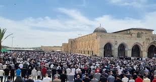 Tens of thousands perform Friday prayer at Aqsa Mosque