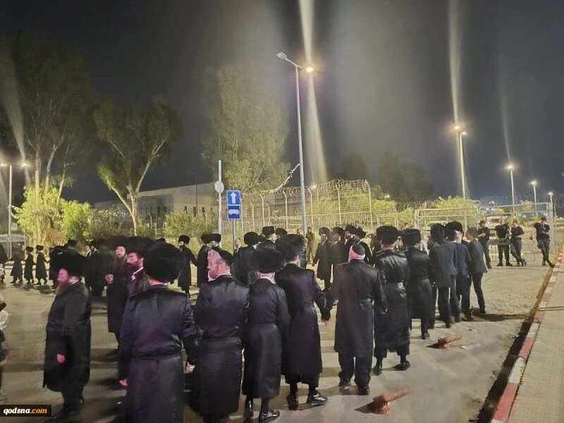 همزمان با تشدید بحران داخلی در سرزمین های اشغالی

حریدی‌ها مقابل سفارتخانه‌های رژیم صهیونیستی در سراسر جهان تجمع می‌کنند 2
