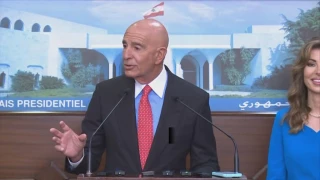 كان ينقص أن يوزّع “قبعات الكاوبوي” على الصحافيين! برّاك "يهين" الصحفيين اللبنانيين..