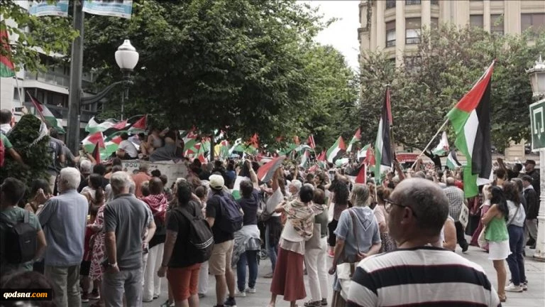 اعتراض هزاران معترض در اسپانیا مانع تکمیل مسابقه دوچرخه‌سواری شد 2