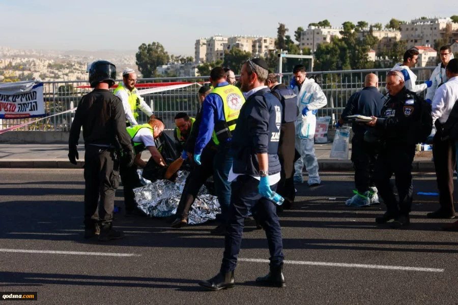 عملیات مرگبار شهادت طلبانه در قدس اشغالی

 هلاکت 5 صهیونیست و زخمی شدن 15نفر دیگر در این عملیات | ورودی های شهر  قدس اشغالی بسته شد | حماس و جهاد اسلامی تبریک گفتند 2