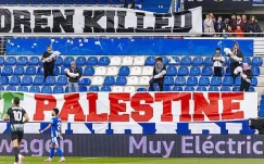 هواداران آلاوس اسپانیا با پلاکارد و نماد کودکان قربانی غزه از فلسطین حمایت کردند