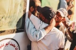 لحظه رسیدن اسرای آزاد شده فلسطینی به غزه 4