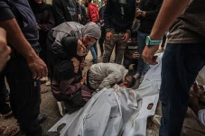 تصاویری از وداع دردناک و جانسوز فلسطینیان با شهدای خود در غزه که در نتیجه نقض آتش‌بس و حملات اشغالگران صهیونیست به شهادت رسیدند.