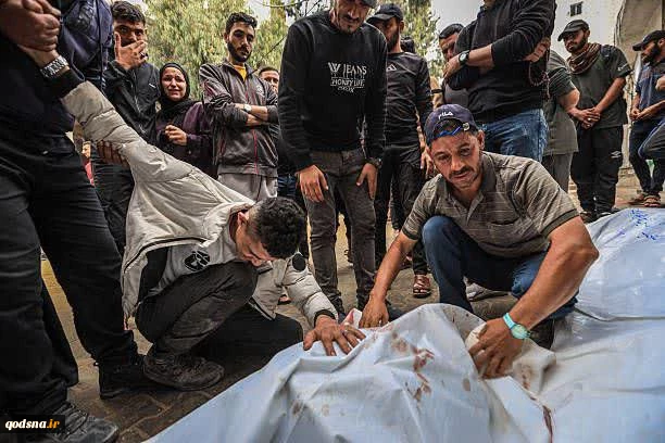 تصاویری از وداع دردناک و جانسوز فلسطینیان با شهدای خود در غزه که در نتیجه نقض آتش‌بس و حملات اشغالگران صهیونیست به شهادت رسیدند. 4