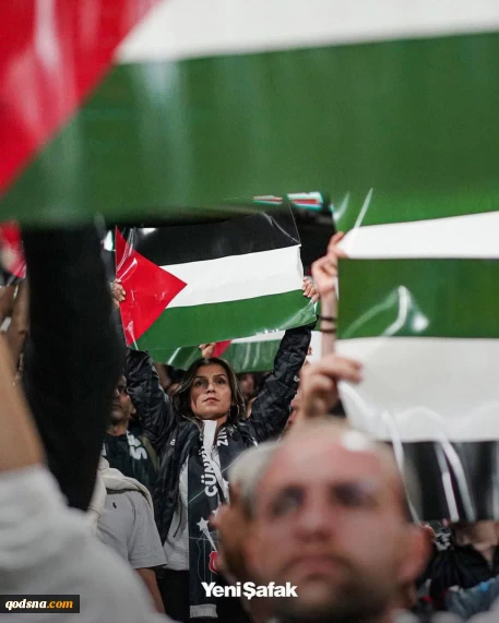 برافراشته شدن پرچم‌های فلسطین در دیدار بشیکتاش و فنرباغچه در لیگ ترکیه در حمایت از غزه