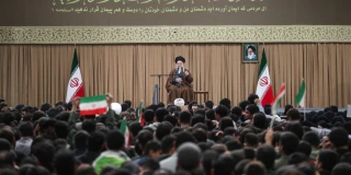 قائد الثورة الإسلامية في إيران السيد علي الخامنئي خلال لقائه حشداً من طلاب المدارس والجامعات: 

لن يُطلب من الأمريكيين التعاون مع إيران قريبًا إلا إذا أوقفت الولايات المتحدة دعمها للكيان الصهيوني الملعون تمامًا وجمعت قواعدها العسكرية من المنطقة