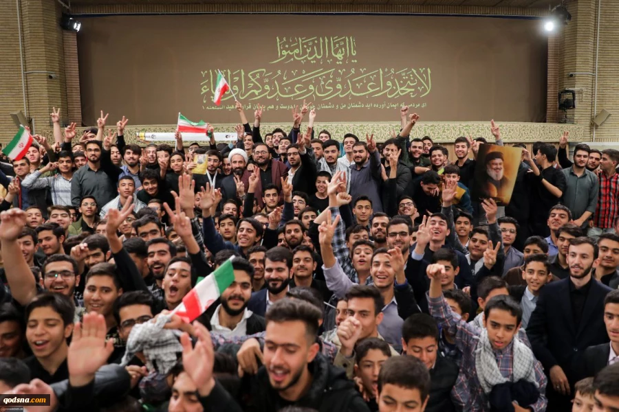 قائد الثورة الإسلامية يستقبل آلاف الطلاب والجامعيين وعدداً من عوائل شهداء الحرب المفروضة الأخيرة التي استمرت 12 يوماً 9