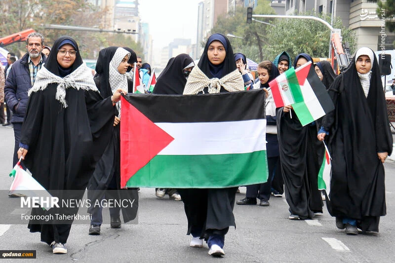 آغاز راهپیمایی ۱۳ آبان در تهران؛ دانش‌آموزان پای کار انقلاب و نظام 2