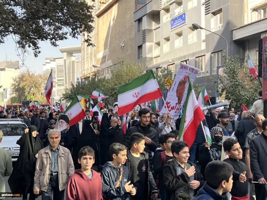 راهپیمایی ۱۳ آبان در سراسر کشور؛ دانش‌آموزان پای کار انقلاب و نظام/ طنین شعارهای «مرگ بر آمریکا» و «مرگ بر اسرائیل» 2
