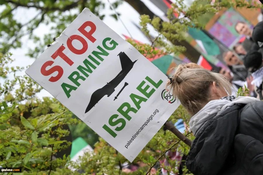 آلمانی‌ها در مخالفت با صادرات سلاح به رژیم صهیونیستی خود را زنجیر کردند+ عکس 2