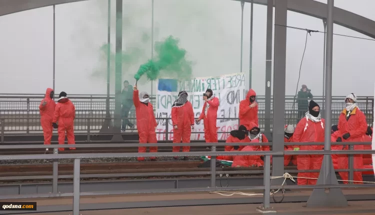 آلمانی‌ها در مخالفت با صادرات سلاح به رژیم صهیونیستی خود را زنجیر کردند+ عکس 2