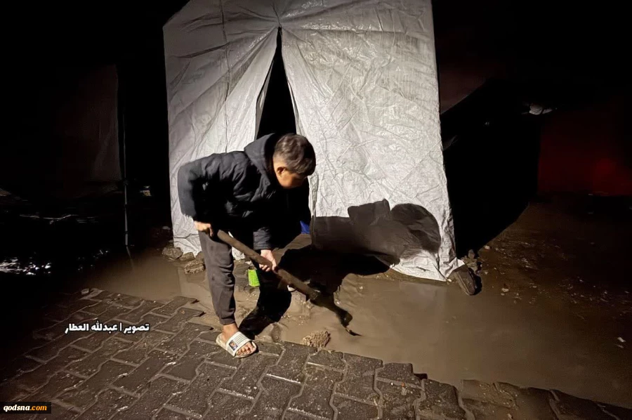 سیل و باران شدید، خیمه‌های آوارگان فلسطینی را در خان یونس در جنوب نوار غزه در خود فرو برد 9