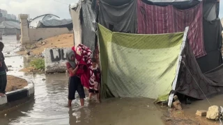 آلاف النازحين في غزة يواجهون ظروفاً قاسية بعد غرق مئات الخيام جرّاء الأمطار الغزيرة