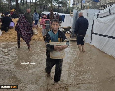 غرق شدن چادرهای آوارگان در پی بارش باران در دیرالبلح در مرکز نوار غزه