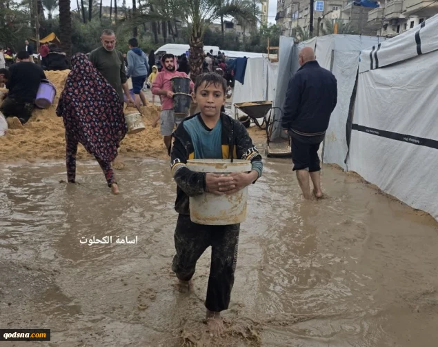 غرق شدن چادرهای آوارگان در پی بارش باران در دیرالبلح در مرکز نوار غزه