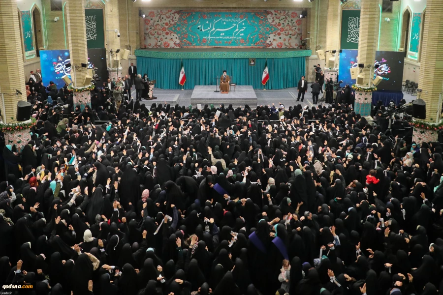 رهبر انقلاب در دیدار هزاران نفر از زنان و دختران:

زن، کارگزار خانه نیست، مدیر است/ جمهوری اسلامی باعث ارتقاء و پیشروی زنان در همه عرصه‌های مهم شد
 2