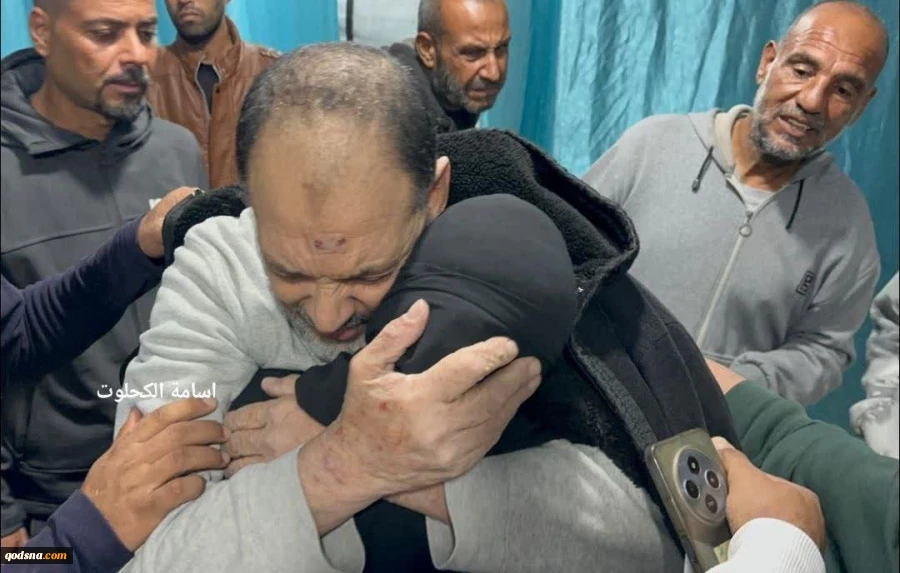 آزادی 5 اسیر فلسطینی ساکن غزه از زندان رژیم صهیونیستی و انتقال آنان به بیمارستان الاقصی در دیر البلح 
 2