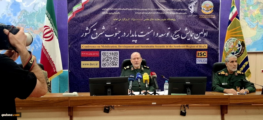 سرلشکر رحیم صفوی:
آمریکایی‌ها نمی‌توانند روابط اقتصادی ایران را کنترل کنند 2