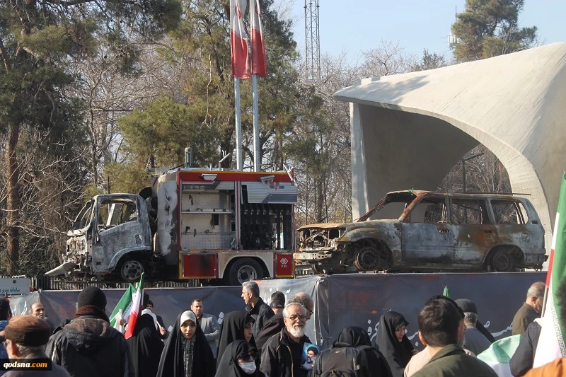 گزارش مردمی قدسنا؛ حضور دشمن شکن مردم تهران در میدان انقلاب/ راهپیمایان در گفتگو با قدسنا: دشمنان از پایداری ملت ایران خسته شدهاند 3