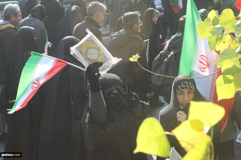 گزارش مردمی قدسنا؛ حضور دشمن شکن مردم تهران در میدان انقلاب/ راهپیمایان در گفتگو با قدسنا: دشمنان از پایداری ملت ایران خسته شدهاند 6