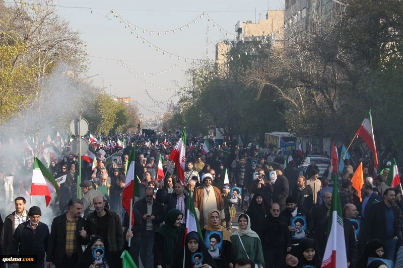 گزارش مردمی قدسنا؛ حضور دشمن شکن مردم تهران در میدان انقلاب/ راهپیمایان در گفتگو با قدسنا: دشمنان از پایداری ملت ایران خسته شدهاند 8