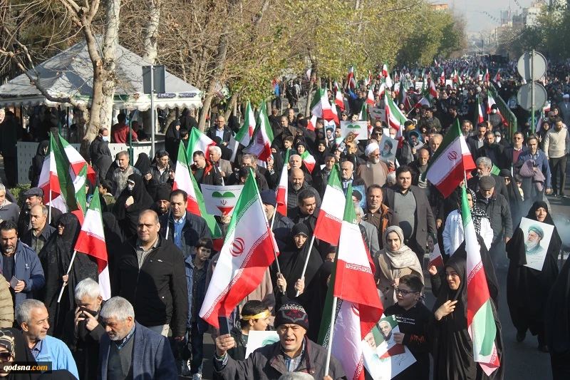گزارش مردمی قدسنا؛

 حضور دشمن شکن مردم تهران در میدان انقلاب/ راهپیمایان در گفتگو با قدسنا: دشمنان از پایداری ملت ایران خسته شده‌اند 10