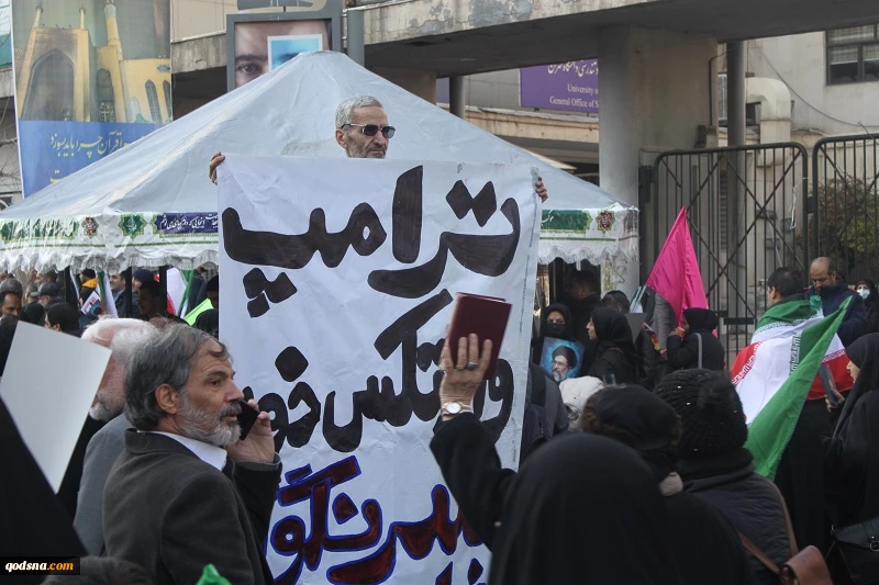 گزارش مردمی قدسنا؛ حضور دشمن شکن مردم تهران در میدان انقلاب/ راهپیمایان در گفتگو با قدسنا: دشمنان از پایداری ملت ایران خسته شدهاند 11