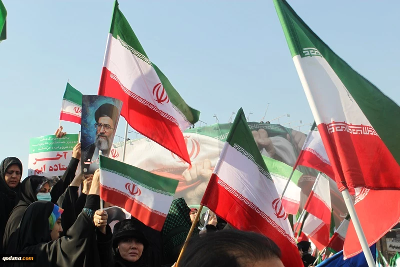 گزارش مردمی قدسنا؛ حضور دشمن شکن مردم تهران در میدان انقلاب/ راهپیمایان در گفتگو با قدسنا: دشمنان از پایداری ملت ایران خسته شدهاند 16